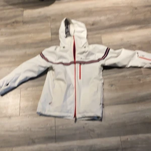 En snygg peakperformance helt oanvänd vinterjacka  - Den är i bra skick inga hål eller fläckar. Den är i storleken medium, bud om ni vill i kommentarerna 