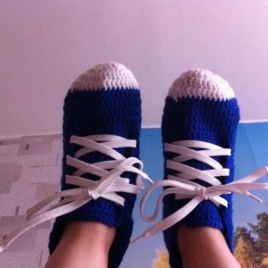 Stickad tofflor "skor" - Storlek: 35-37  Material: 51% Ull, 49% Akryl.  Handtvätt, Plantorkas.