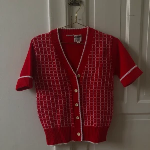 Stickad rutig tröja/kofta - Kortärmad stickad tröja/kofta köpt second hand. Köpare står för frakt🧚‍♀️🧚‍♀️