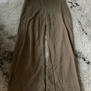 Zara byxa strl S - Så snygga byxor till framförallt hösten. Storlek S🤎Väldigt sköna vida byxor som går att styla med mycket. Så snyggt att bära tillsammans med vita sneakers👟 Använt flera gånger men kommer inte till användning längre. Väldigt fint skick och ser ut som nya i princip! 
