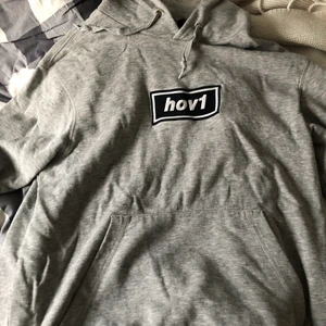Hov1 merch hoodie  - Säljer min hov1 hoodie eftersom jag inte är ett fan längre. Använd mycket och är lite sliten i vid hanlederna, men inte något som syns när den används. Annars fläckfri och bra skick, pris kan diskuteras. 
