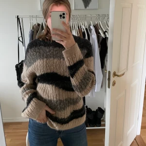 Stickad ulltröja från Other Stories - 45% ull, 40% polyester och 5% mohair. Perfekt och varm nu till vinter. Köptes förra hösten. Passar från XS till M. Högst bud vinner