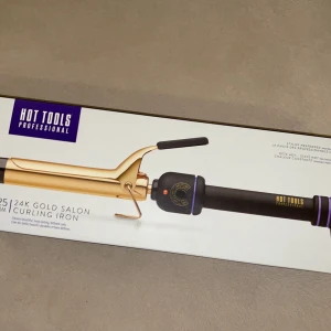 Locktång - Hot Tools locktång!  Nypris ca 1200kr (bud start fr. 600kr) 24k GOLD STYLING SURFACE Ger jämn värmefördelning, utan varma fläckar, för lockar som håller länge. Idealiskt för alla hårtyper. PULSTEKNIK Blir varm ... Håller sig varm. För snabb uppvärmning och direkt värme-återställning, håller konstant värme, jämn värme medan du stylar. TEMPERATURKONTROLL Styrs med 13 variabla värmelägen, från 140 °C upp till 220 °C. SVAL SPETS Extra lång sval spets och tumgrepp för enklare professionell styling. VILOLÄGE Automatisk avstängning efter 2 timmar. SPECIFIKATION HEAT SELECTION & HAIR TYPE 140°C – 165°C - For fine, fragile hair 165°C – 190°C - For normal, medium-textured hair 200°C – 220°C - For wavy, thick, coarse hair