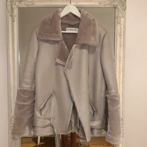 Grå jacka från Ivy revel strl S - Varm och mysig grå jacka med fakepälsdetaljer, fint skick🌸