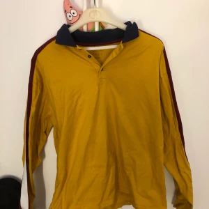 Långärmad tröja/ sweatshirt  - Använd men i bra skick. Ifrån urban outfitters. Inte använts på ca 1år så tänkte att npn annan kunde få glädje av den:)