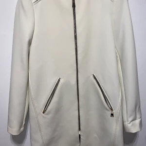 Oanvänd kappa  - Oanvänd Zara kappa. Jättesnygg på och väldigt trendig. 