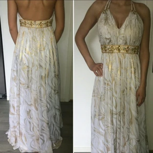 Fest klänning  - Grekisk inspererande klänning, snygga fina detaljer. använd 1 gång. 