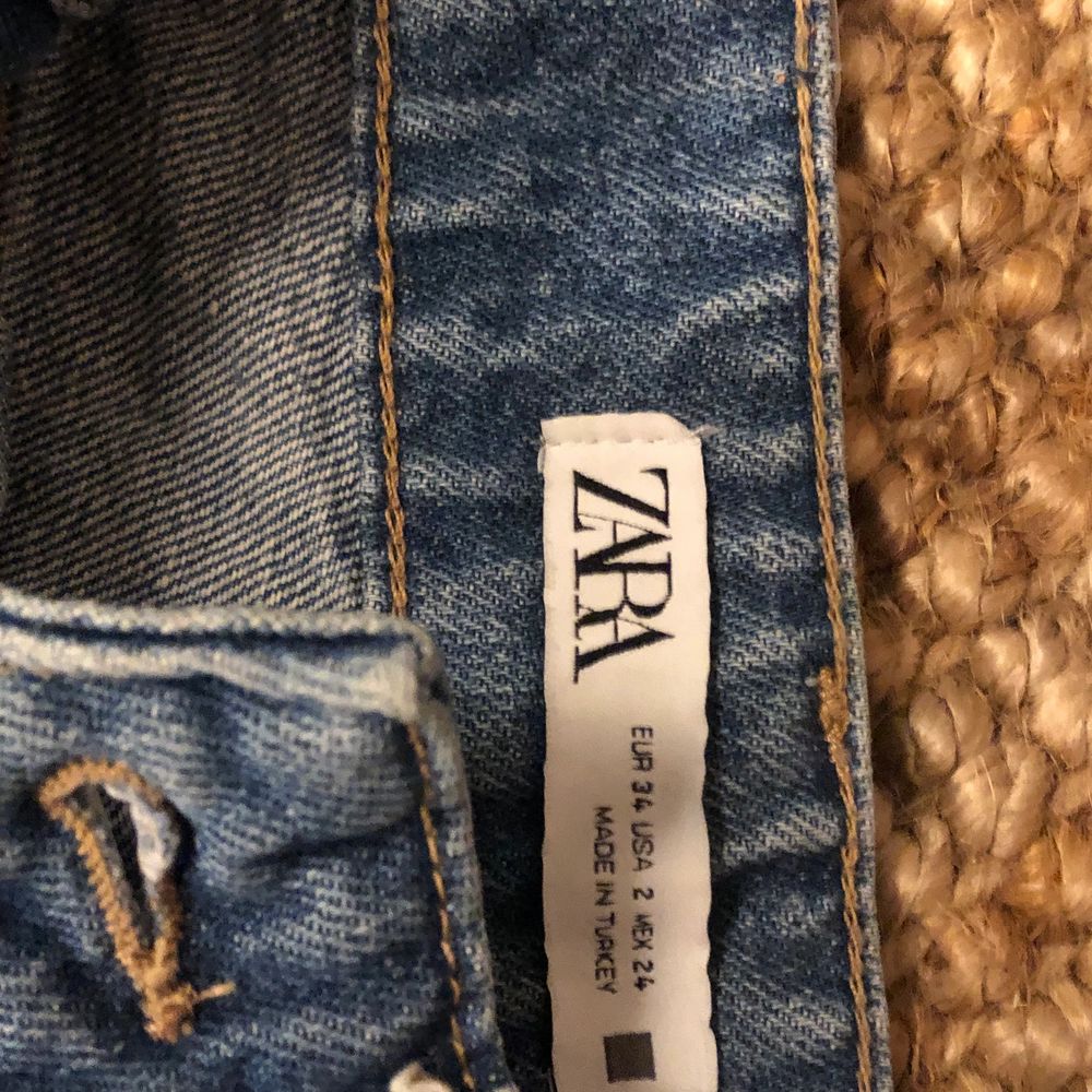Säljer mina super trendiga zara jeans i storlek 24! Dom är använda kanske 5 gånger pågrund av att dom va lite för stora för mig! Jag är 170 o dom är långa på mig!Köpta för 400kr säljer för 200kr. Jeans & Byxor.