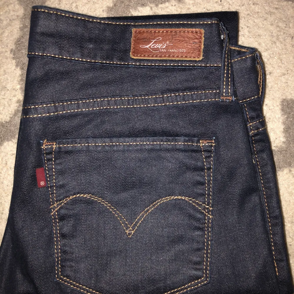 Säljer dessa Levis jeans is storlek 27. Aldrig använd så jätte bra skick. . Jeans & Byxor.