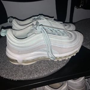 Nike air Max 97 - Säljer mina Nike Air Max 97. Köpta förra sommaren, väldigt lite använda! Skicket är bra. Köpta för 1800 kr, storlek 38. Säljer för 400 inklusive frakt ❤️ (Kartongen medföljer inte och pris kan diskuteras) 