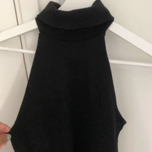Halterneck topp  - Topp från Bikbok som passar lika bra till en fest som till en sommardag. Den är lite tjockare i tyget. I storlek XS och fler bilder kan skickas om det skulle önskas. Frakt ingår inte🥰