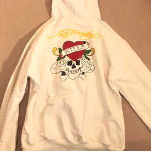 skitsnygg vit ed hardy hoodie - Funderar på att sälja, knappt använd och ganska bra skick! Btw det är en zip kofta. Buda gärna, högsta bud är 350 ink frakt! Budgivning avslutas imorgon 31/12