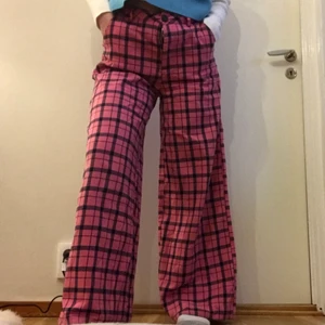Rutiga byxor M  - Långa breda rutiga byxor som sitter jäkligt skönt!