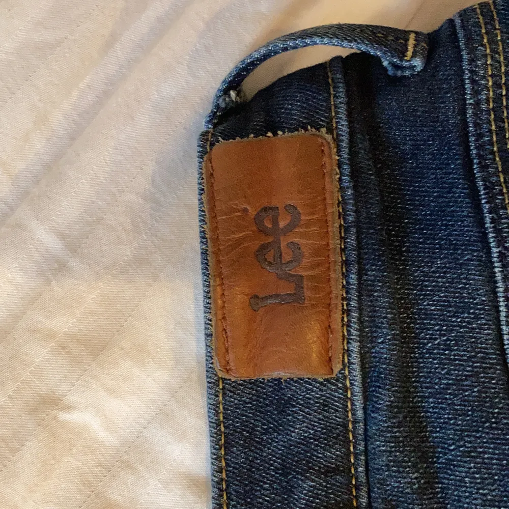 Mörkblå lowwaisted Lee-jeans med snygga bakfickor. . Jeans & Byxor.
