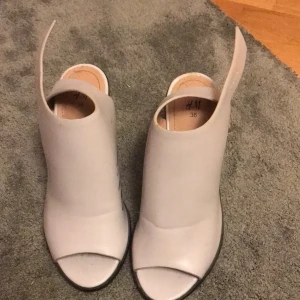 Vita klackskor  - Vita klackskor fårn H&m, har lite svarta markeringar på insidan av skon som inte går bort, skorna är använda Max tre  gånger😇 