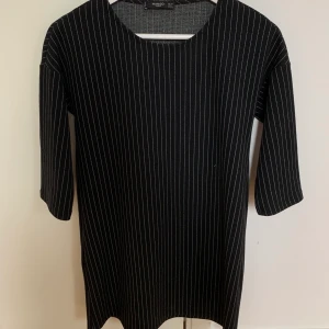 Klänning - Kritstrecksrandig klänning från mango, sitter fint på