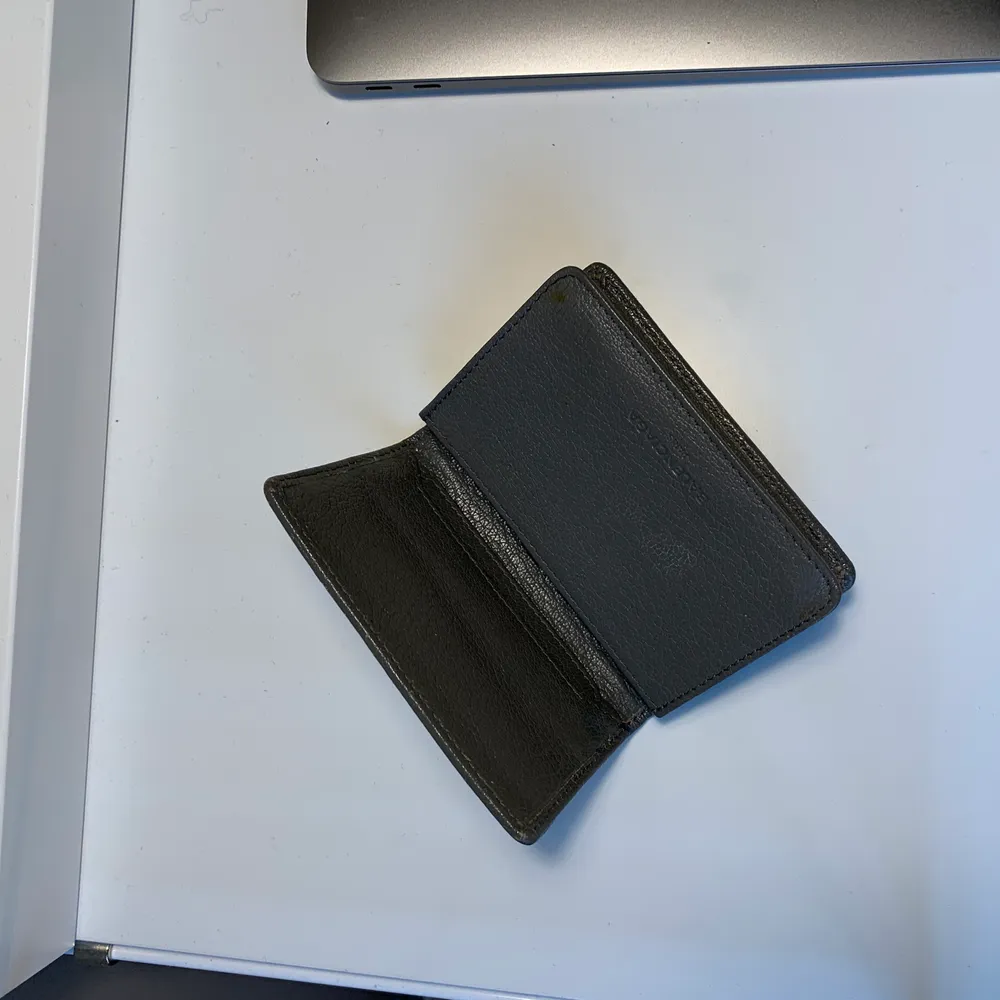 En Balenciaga plånbok i ljusgrått med silvriga detaljer säljes. Plånboken är i fin skick. Dustbag och orginalbox tillkommer vid köp! Säljes för 600kr. Accessoarer.