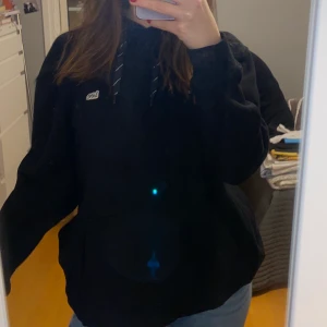 Lee Hoodie  - Snygg och skön Lee hoodie! Storlek L, men funkar bra för mig som är s/m som lite oversized hoodie! Nyskick. Unisex