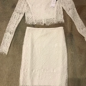 Nelly SET - Otroligt fint set från Nelly helt oanvönd med prislapp kvar men ser inte igenom. Tröjan har en kedja vid ryggen. Strl 34. 