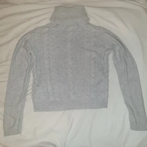 Grå stickad tröja - En grå stickad tröja med krage, älskar verkligen denna tröjan men den har tyvärr blivit för liten. Den är i storlek xs och säljs för 99kr ❤