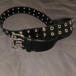 Skärp  - Jättefint skärp med öljetter i nyskick endast använt 2-3 gr. Strl XS-S, 95 cm långt. Köparen står för frakt (63kr). OBS säljer även ett likadant skärp i vitt, annons finns på profilen.