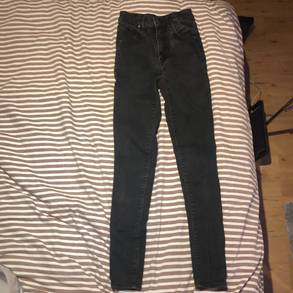 Svarta High waisted Levis skinny jeans i storlek 23, bra skick använda 2 gånger, köpta ifrån jeansbolaget alltså äkta. Köpta för 1000kr. Jeans & Byxor.