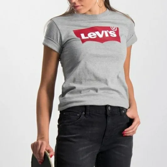 En grå Levi's t-shirt i bra skick, tröjan är i barn storlek 12år vilket motsvarar storleken XS, säljer den för 150 kr❤. T-shirts.