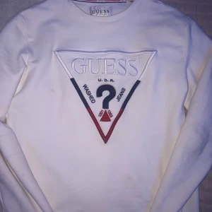 Guess tröja - Långarmad tjock Guess tröja i vitt. Fortfarande hyfsat bra kvalite fortfarande förutom att den har ett litet hål nere på tröjan (ni kan kolla noggrant på bilden) men går nog att du ihop rätt så enkelt. Den är köpt på mansavdelningen men tror den passar lika bra på tjejer. Därför sitter nog tröjan också mer som en S eller M än en XS. Pris kan diskuteras pågrund av hålet (: