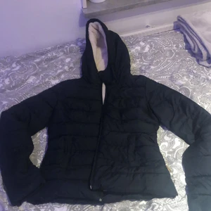 Marinblå Hollister vinterjacka storlek xs - Marinblå Hollister vinterjacka storlek xs, i väldigt bra skick och den är väldigt varm