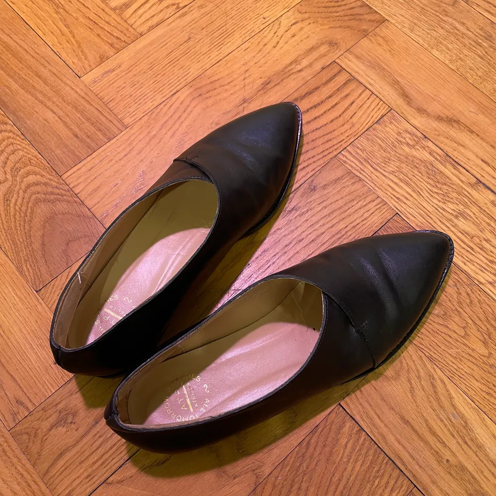 Loafers från ATP ATELIER i äkta läder.  Storlek 36 och jag skulle säga att de är normala i storleken. Använda men i fint skick.. Skor.