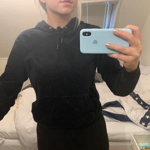Hoddie i velour - Svart Hoodie i velour, passar öven s
