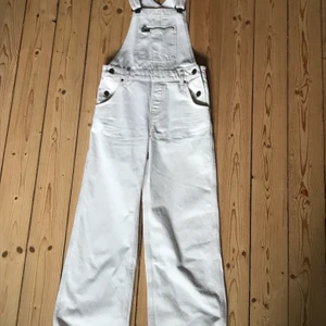 Lee offwhite WIDE BIB hängselbyxor i storlek xs - Jag säljer dessa offwhite hängselbyxor från Lee. De är raka i benen och tighta vid rumpan och midjan. Endast använda ett fåtal gånger och de är i nyskick💕💕  Nypris ca 1300