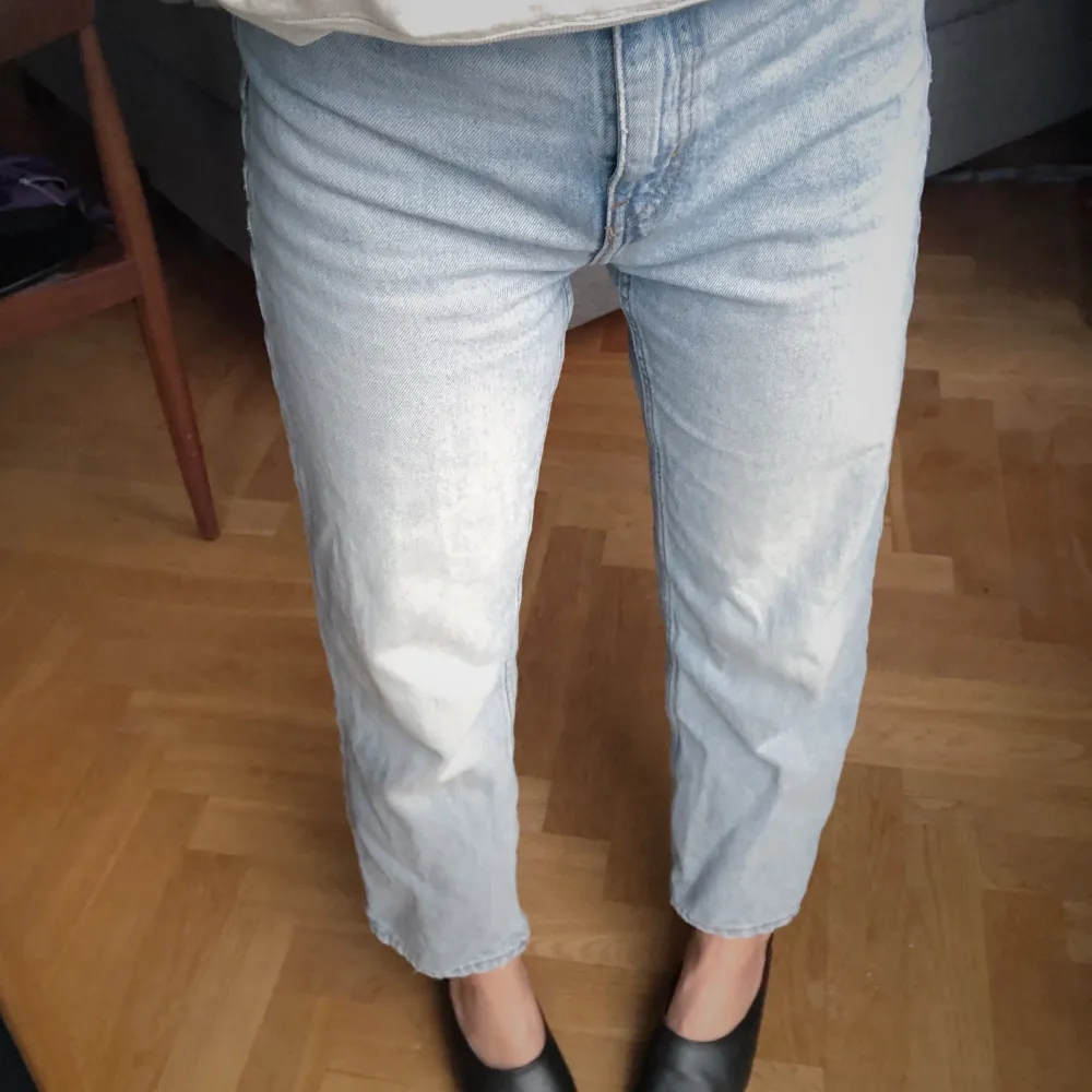 *andra bilden lånad av asos* Ett par väldigt snygga Weekday jeans i modellen Voyage Springblue, strl W24/L26. Kommer dessvärre inte till så stor användning längre❤️🥰 Jeansen är i bra skick, och kostar på nypris ca 500-600kr. ❤️. Jeans & Byxor.