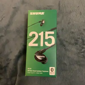 Säljer dess bluetooth hörlurar från märket shure. Helt felfria, har använt dem ungefär 3 gånger, allt tillbehör som visas i bild två finns med:) Nypris: 2000kr. Fraktar eller möts upp vid t-centralen💕