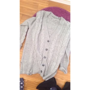  - Lång stickad kofta. Använda 2-3 gånger.