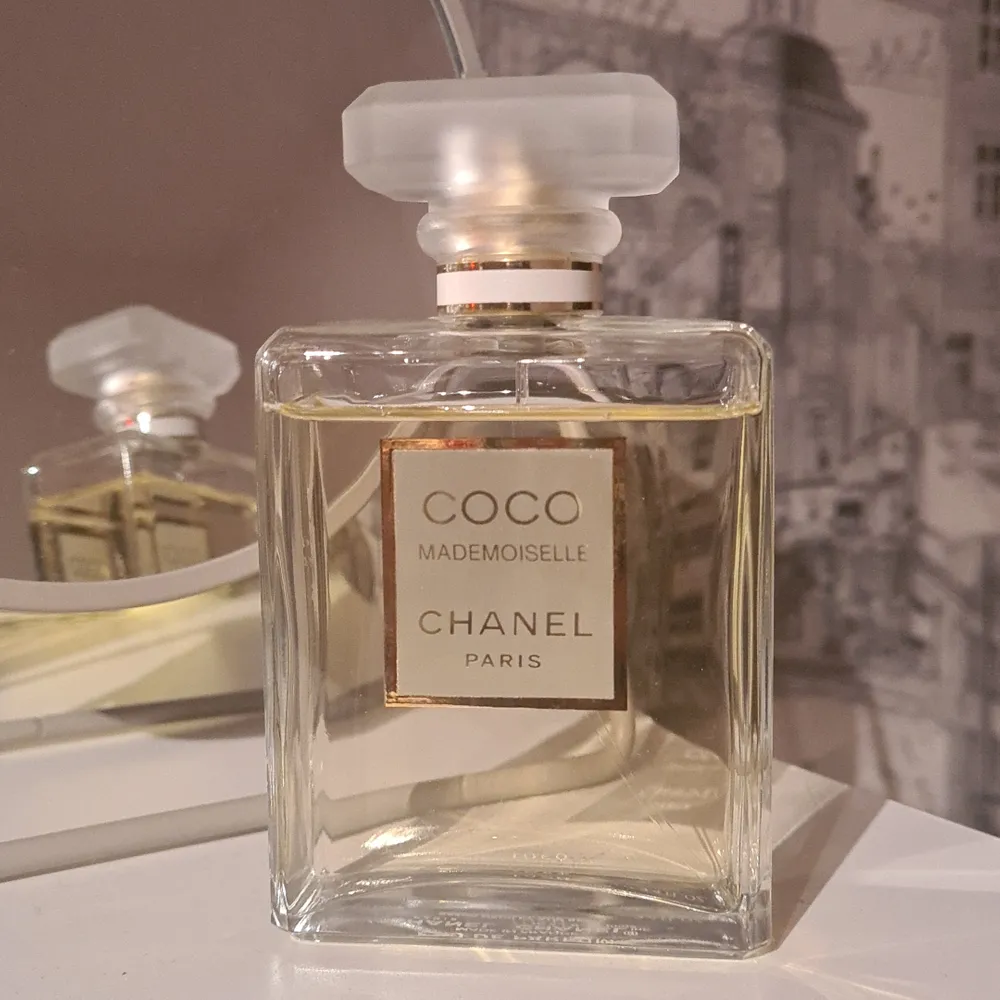Nästan oanvänd Chanel parfym. Jättefin flaska (100 ml!!) Intressekoll<3 Buda från 400 kr💞 högst bud: 600kr. Övrigt.