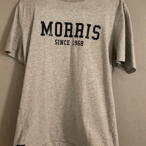 Morris t-shirt - Morris t-shirt. Stl L funkar som en M. Bud från 60kr. Köparen står för frakten.