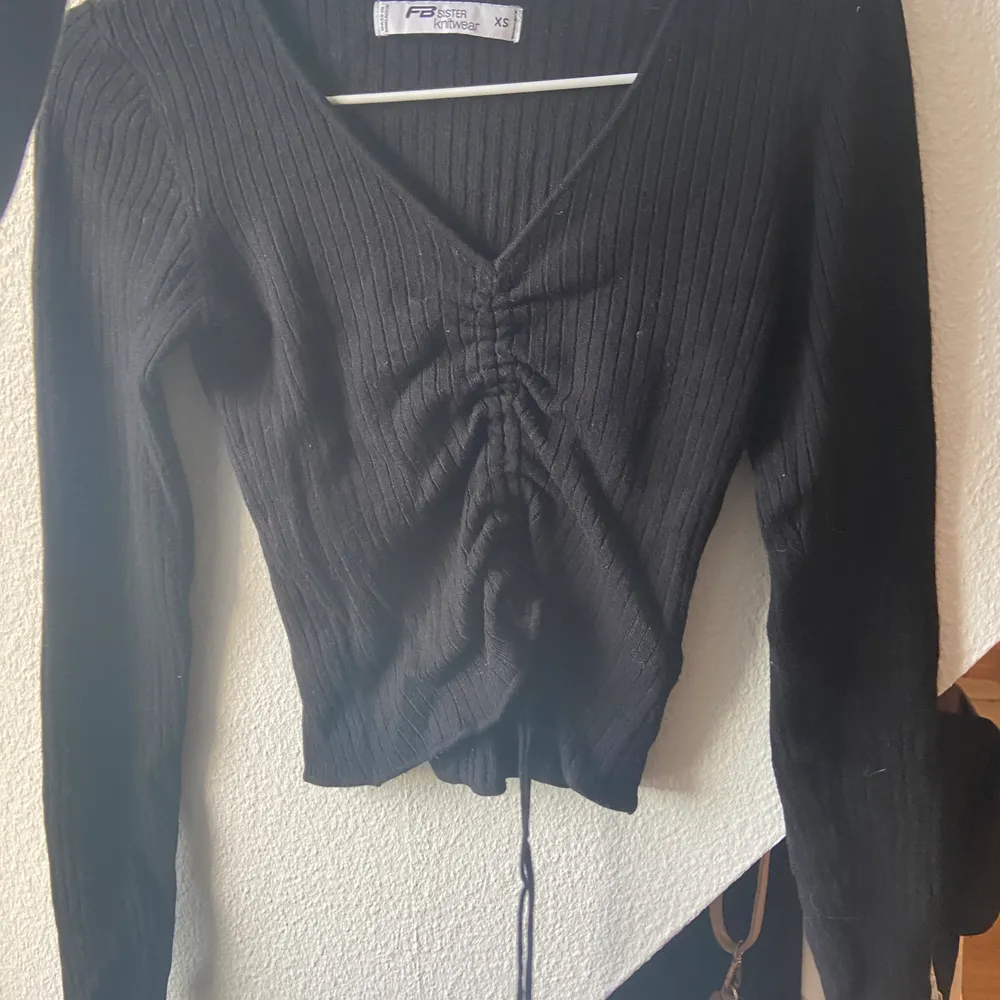 Superfin svart tröja där det finns snören man kan dra upp och få mer kroppad, lite v ringad, frakten är 60 kr💕. Tröjor & Koftor.