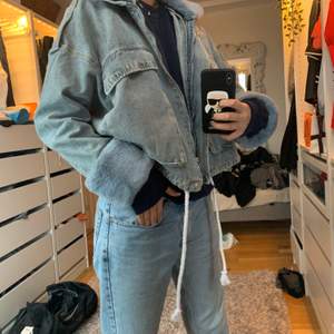 Helt ny och oanvänd jeansjacka från missguided i storlek 36, nypris är 113€, köpte den på rean för 57€, sätter pris för 500kr men går att dra ner för snabb affär, kan mötas i stockholm eller skicka men då betalar köparen för frakteb