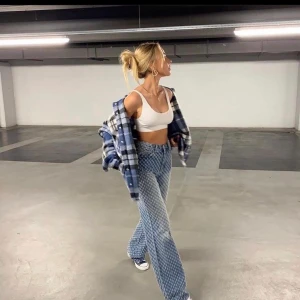 Trendiga jaded london jeans - SÅ snygga unika jeans från jaded london, som man ser överallt på instagram o pinterest just nu!! HELT NYA, inte ens provat (bild 3). Säljer då mina föräldrar råka köpa dubbelt, säljer dock endast vid bra bud annars skickar jag tbx. Jag är 167 o de är långa på mig, men man kan ju sy upp💕(innerbensmått är 83 cm) Skriv vid frågor 🥰  (finns kvar, först till kvarn 650kr!) (nypris 900kr m. frakt)