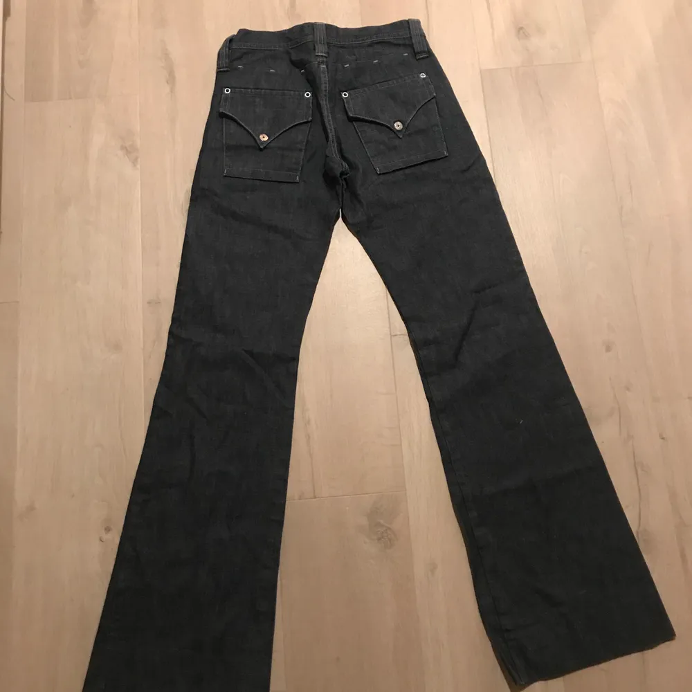 Low waisted bootcut jeans från J.Lindegren. Köpta på Sellpy, jag tycker de är i nyskick. Säljer då de inte passade mig. De är mörkblåa. Jeans & Byxor.
