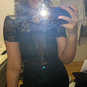 Spets T-shirt body  - Säljer min spets body med ärmar, super super fin till nyår och sitter så bra, den är använd en gång och är i strl xs, super fin