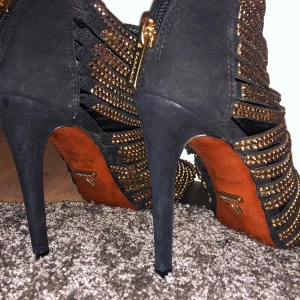 Klackskor - Fina märkes klackskor med paljetter på och röd undersida. Köpta för ett dyrt pris utomlands. Skorna är gjorda i Brasilien. Storlek 37