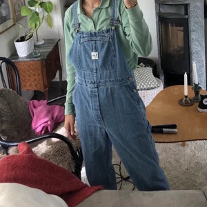 Vintage Lee hängslejeans - Superfina vintage snickarbyxor/ hängslejeans från Lee. Köpare står för frakt ✨💓.