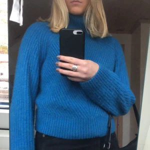 stickad polo från weekday - Svinsnygg stickad polotröja från weekday, perfekt skick. Köpt för 500, säljs för 180 ⭐️ Stl xs men passar mig som är S/M