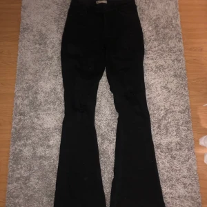 Bootcut jeans  - Köpta från Gina, använda Max 2 gånger. Säljer dom för att dom blivit för små. Pris kan diskuteras