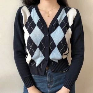 Argyle kofta cardigan -  Blå/svart/vit argyle cardigan. 💗