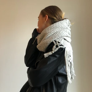 Odd Molly halsduk - Grå halsduk från Odd Molly 