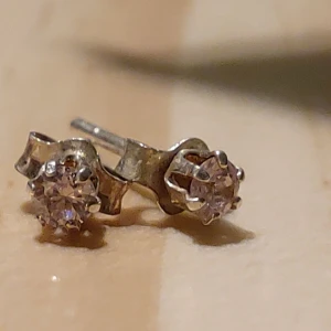 Två väldigt fina örhängen - Jag säljer två örhängen i väldigt bra skick 💫🦋 40kr/st📸 Jag säljer mer örhängen. Så om du är intresserad, kolla in min profil!🍃🥰 Köparen står för frakten! 11kr frakt♏💕