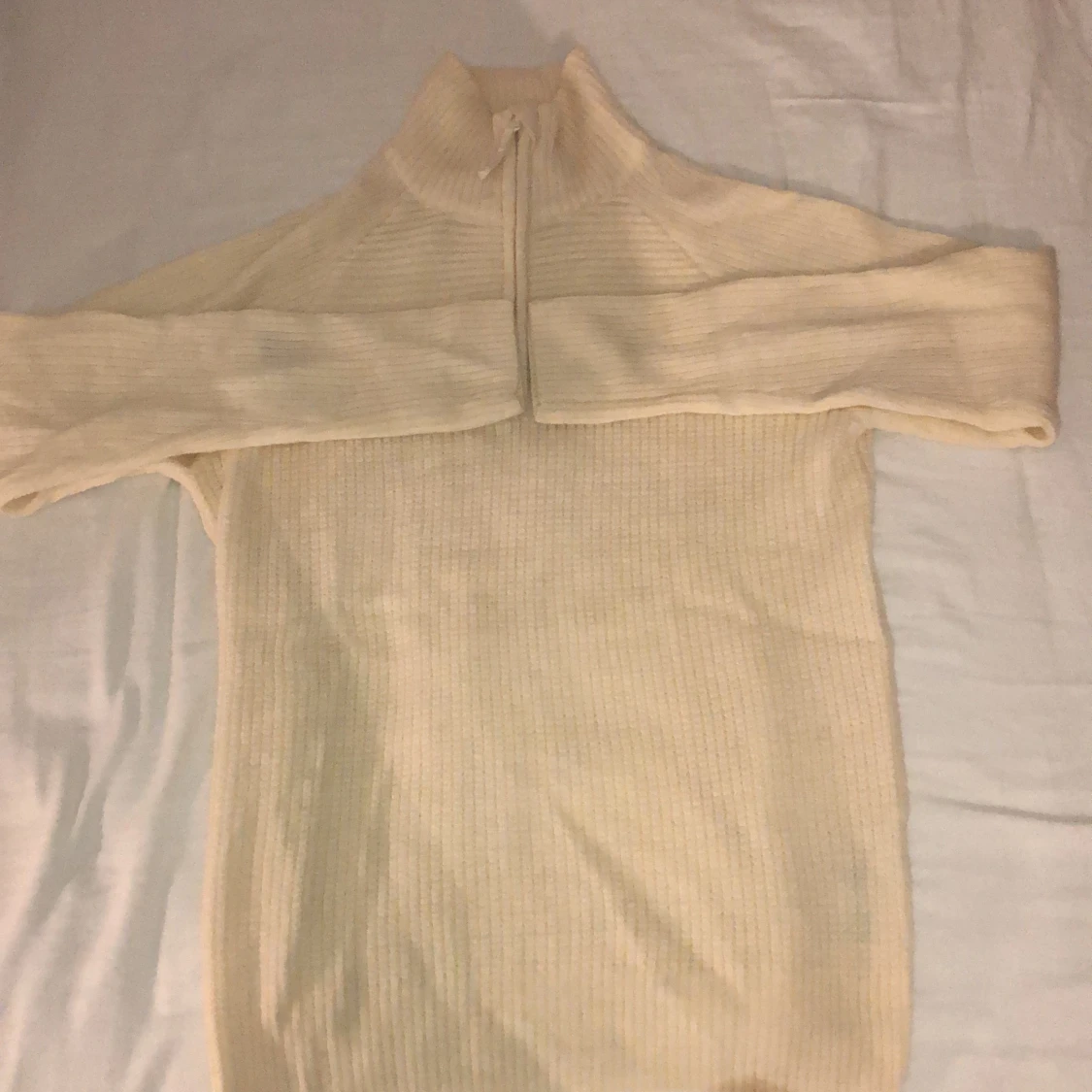 Vit stickad polotröja